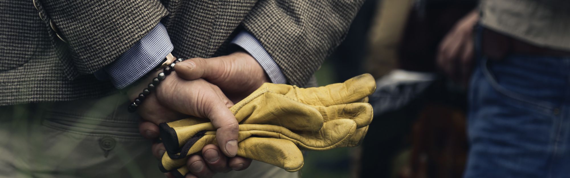 Gelbe Handschuhe im Einsatz – praktische Umsetzung und Hands-on-Mentalität