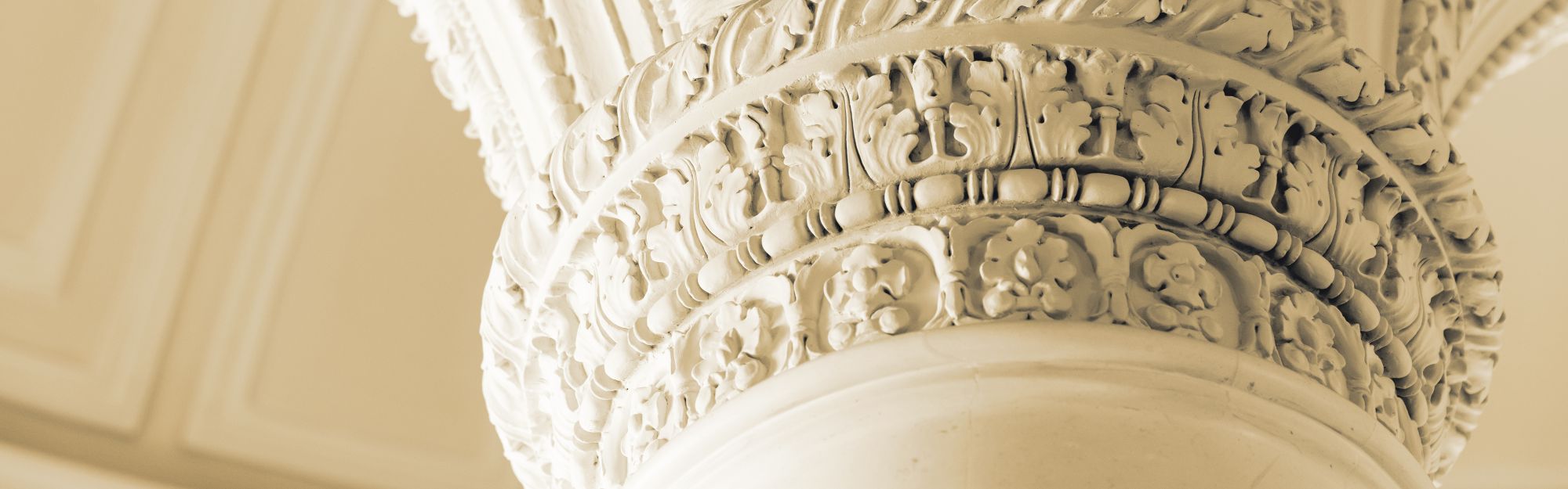 Verziertes Portikusfragment mit Säulenspitze – handwerkliche Präzision als Symbol für individuelle Beratung