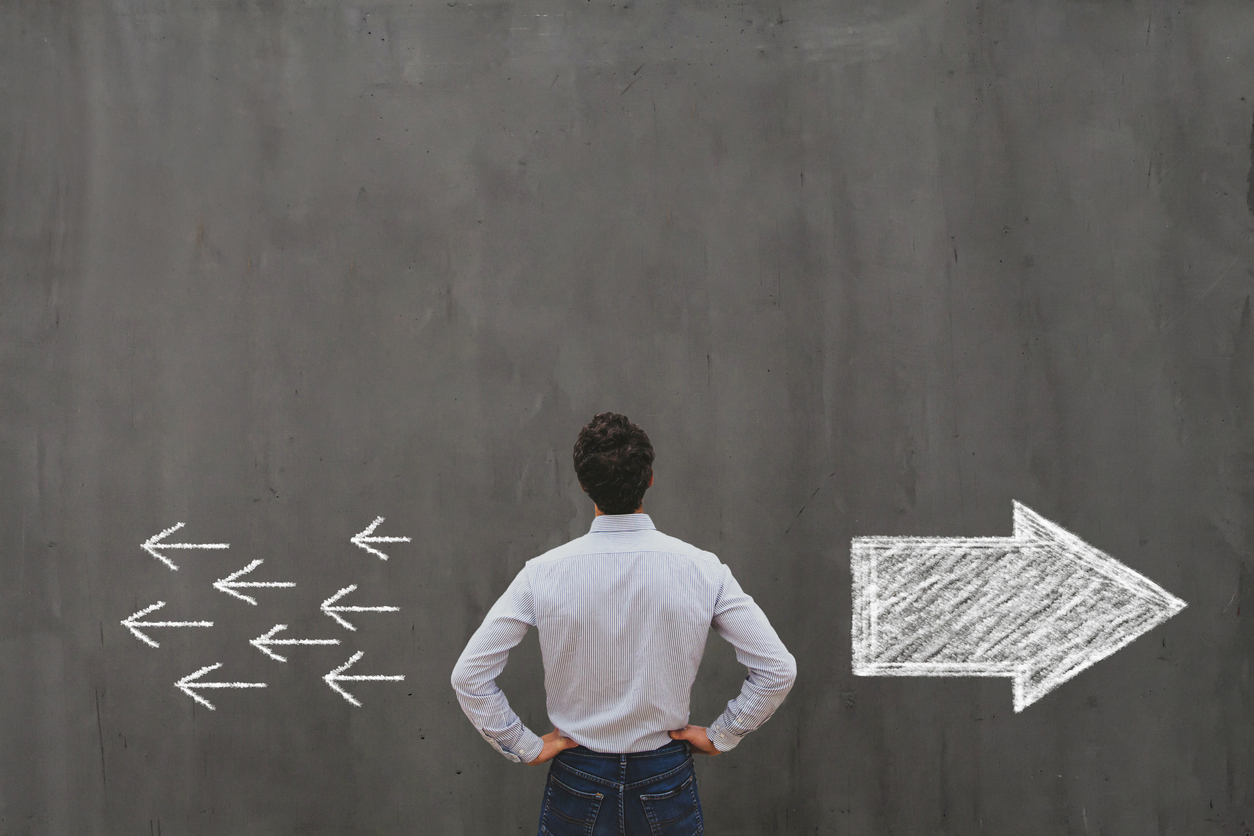 Person vor Tafel mit Pfeilen – Orientierung und Struktur bei finanziellen Entscheidungen wie dem Einlagekonto